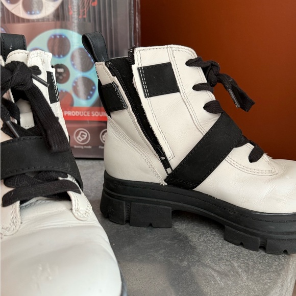 UGG 7White and Black Boots - Picture 10 of 10